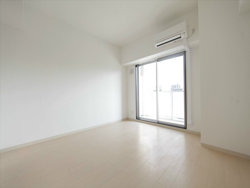 物件内観写真20　(洋室8.1帖　2面採光　エアコン完備　南面バルコニー)