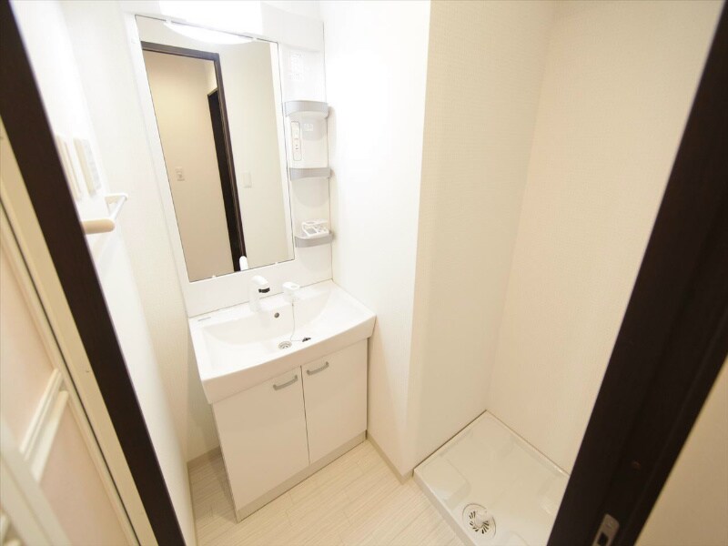 物件内観写真24　(脱衣所　独立洗面台（シャンプードレッサー付）収納スペース有)