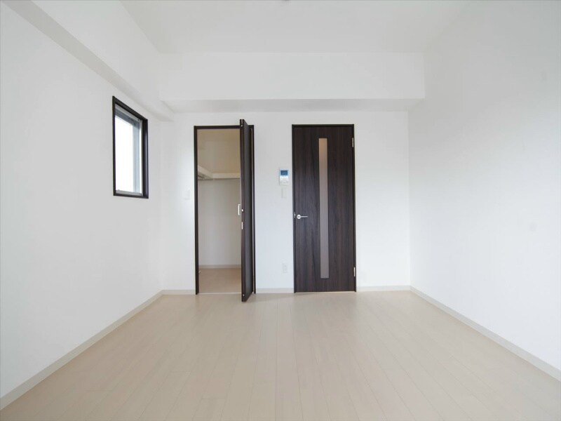 物件内観写真25　(洋室8.1帖　ウォークインクローゼット付（収納充実してます）)