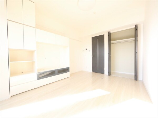 リビング(洋室8.8帖　クローゼット付（収納充実してます）)