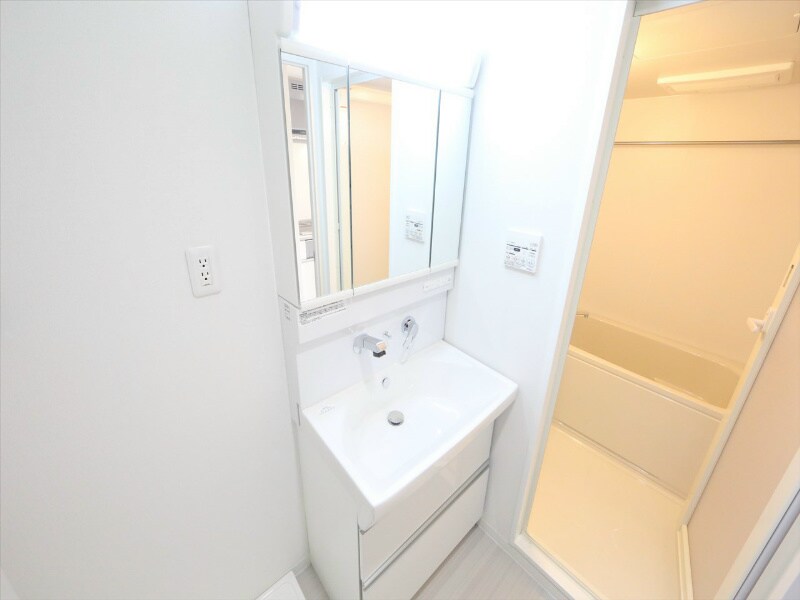 物件内観写真4　(脱衣所　独立洗面台付（シャンプードレッサー）収納スペース有)