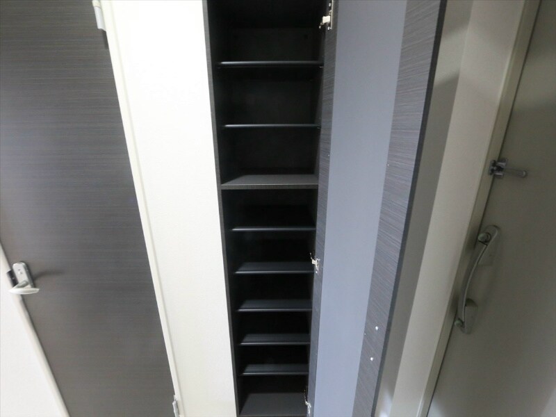 物件内観写真5　(玄関　シューズボックス　姿見鏡付き（収納充実してます）)