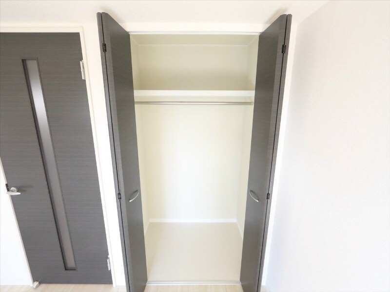 物件内観写真8　(クローゼット（収納充実してます）)