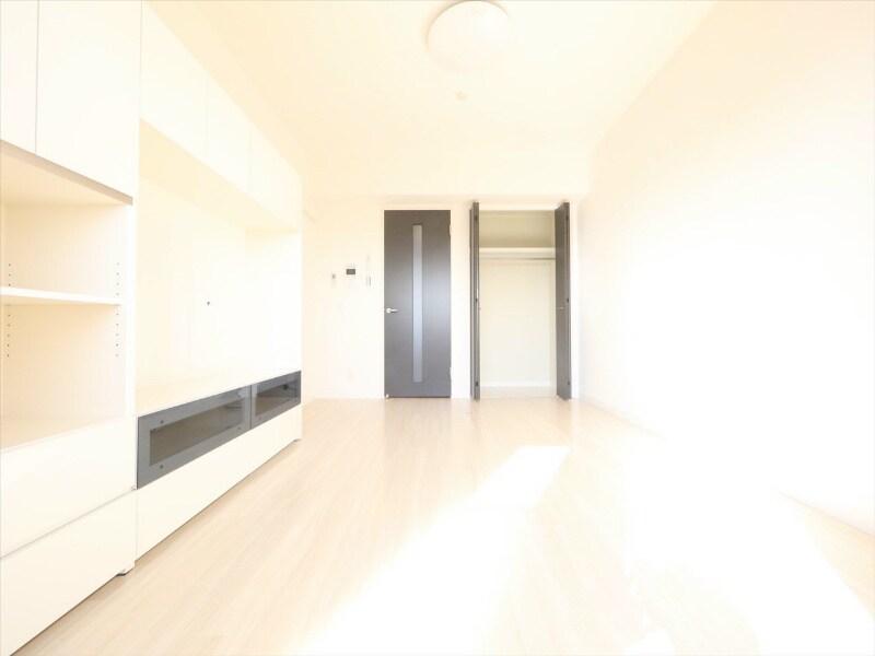 物件内観写真9　(洋室8.8帖　クローゼット付（収納充実してます）)