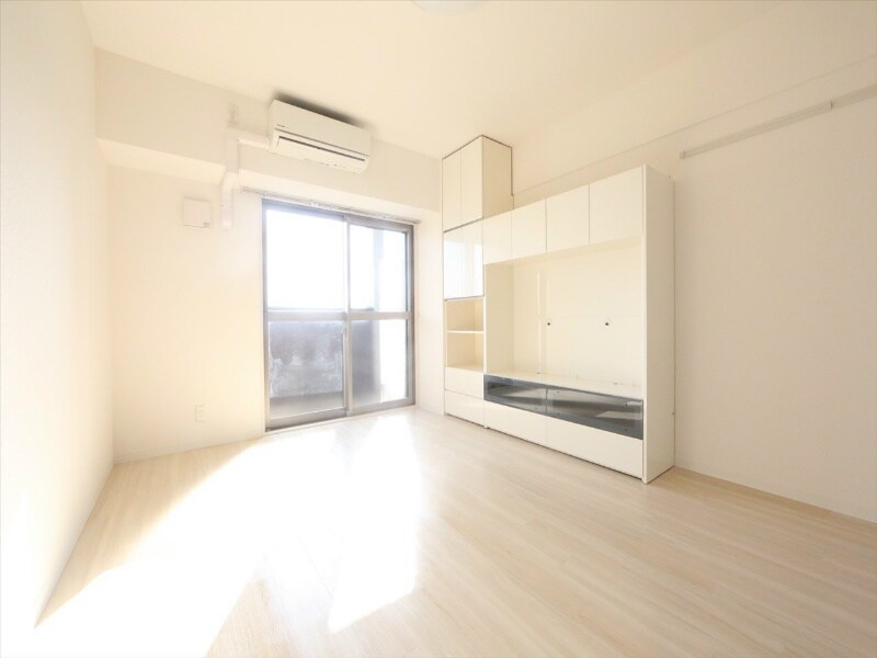 物件内観写真10　(洋室8.8帖　エアコン完備　南面バルコニー)