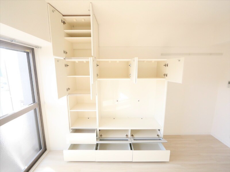 物件内観写真13　(収納棚付テレビボード付き)