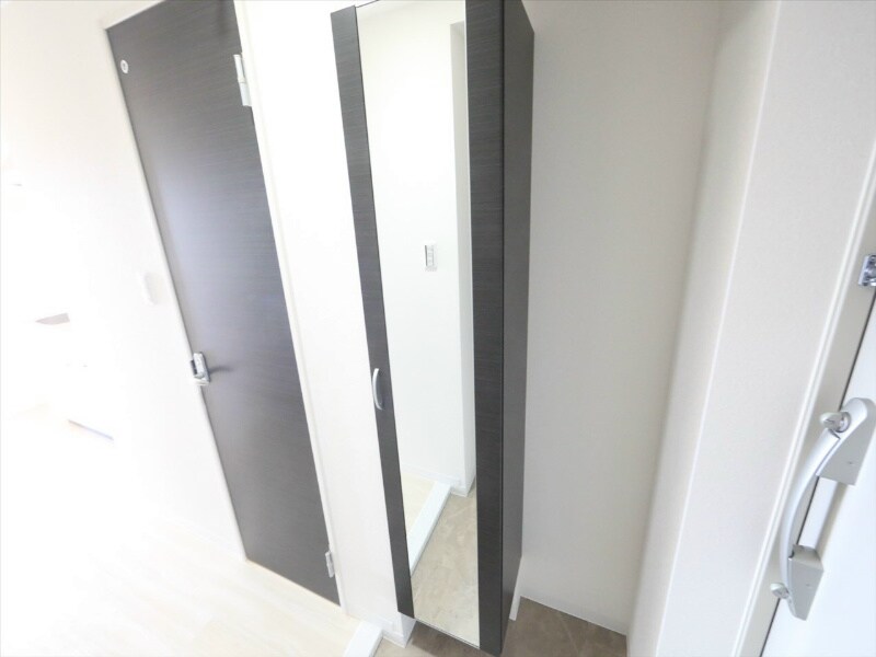 物件内観写真17　(玄関　シューズボックス　姿見鏡付き（収納充実してます）)