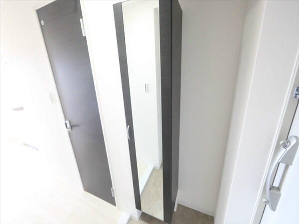 玄関(玄関　シューズボックス　姿見鏡付き（収納充実してます）)