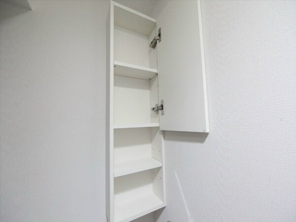 トイレ(トイレ上部にある収納棚)