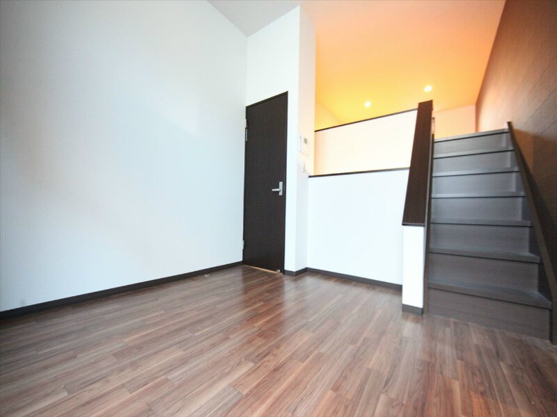 物件内観写真2　(洋室5.9帖　ロフト5.8帖（収納にも寝室にも使えます）)