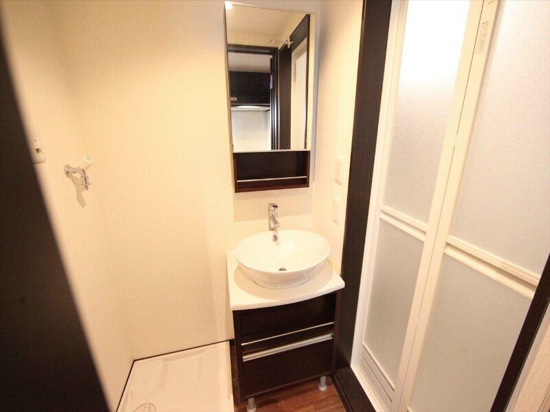 物件内観写真4　(脱衣所　オシャレな独立洗面台　収納スペース有)