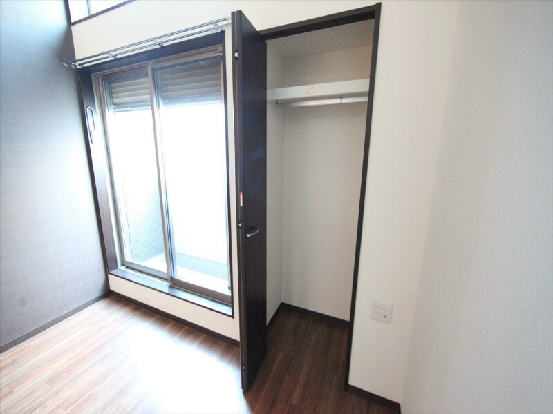 物件内観写真6　(クローゼット（収納充実してます）)