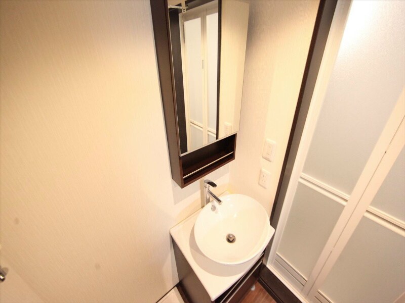 物件内観写真25　(脱衣所　オシャレな独立洗面台　収納スペース有)