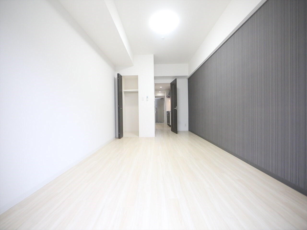 物件内観写真2　(洋室10.1帖　ウォークインクローゼット　エアコン付)