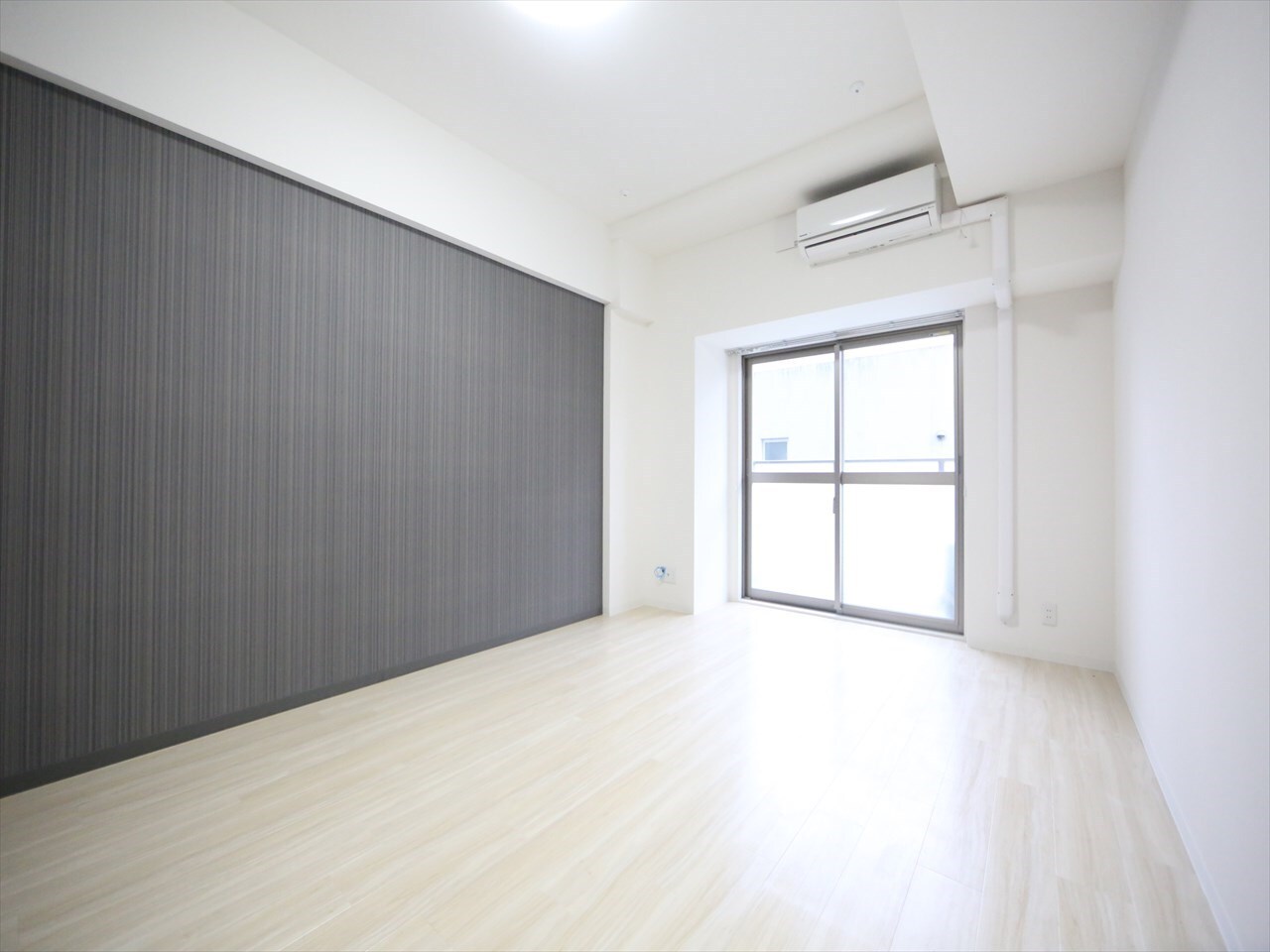 物件内観写真11　(洋室10.1帖　南向きバルコニーに面しています)