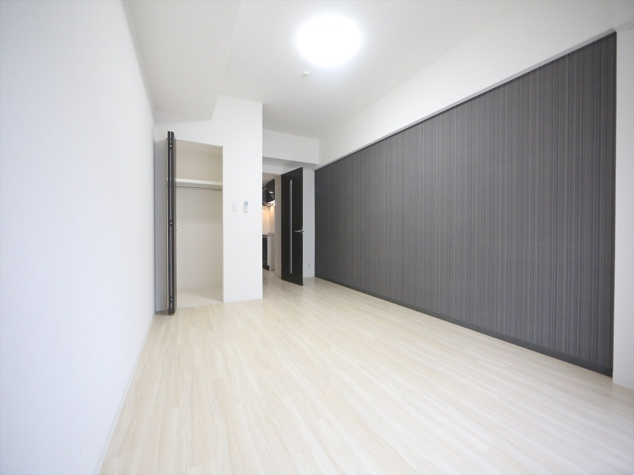 物件内観写真14　(洋室10.1帖　ウォークインクローゼット　エアコン付)