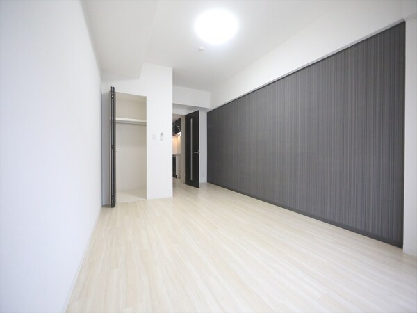 リビング(洋室10.1帖　ウォークインクローゼット　エアコン付)