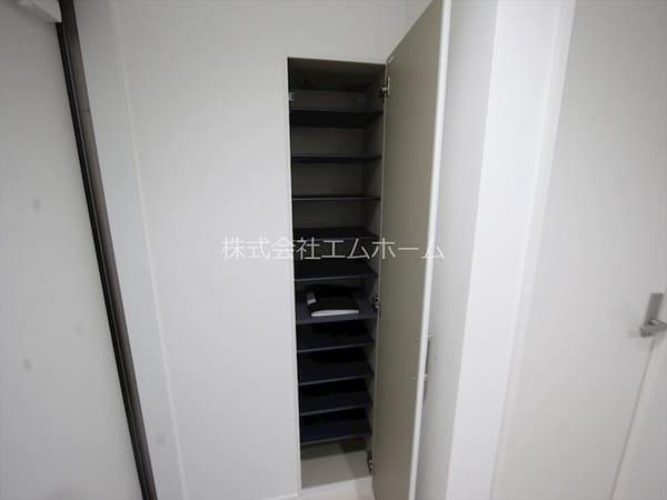 玄関(玄関　シューズボックス付（収納充実してます）)