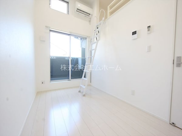 リビング(洋室5.3帖　ロフト5.3帖（収納でもお部屋でも使えます）)