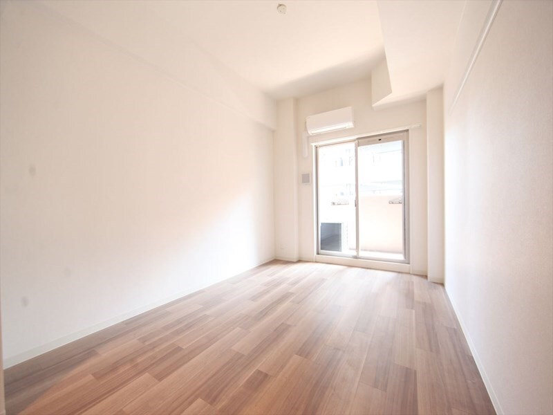 物件内観写真10　(洋室7.8帖　エアコン完備　バルコニー)