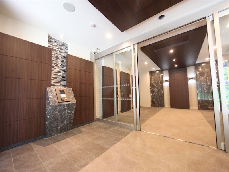 物件内観写真13　(エントランス　オートロック　宅配ＢＯＸ　防犯カメラ付)