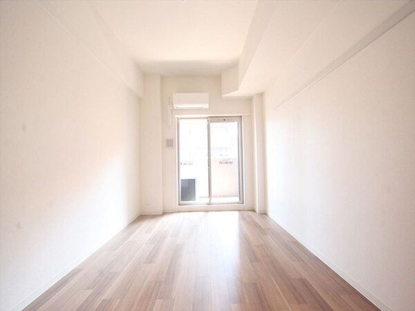 リビング(洋室7.8帖　エアコン完備　バルコニー)