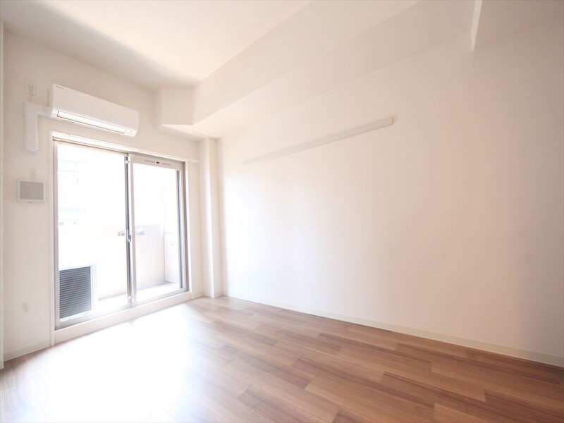 物件内観写真21　(洋室7.8帖　エアコン完備　バルコニー)