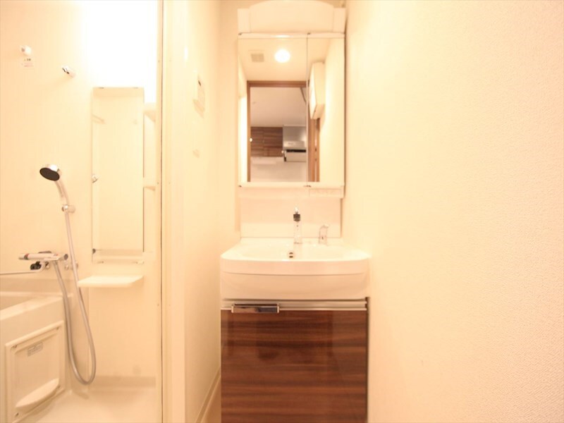 物件内観写真24　(脱衣所　独立洗面台（シャンプードレッサー付）収納スペース有)