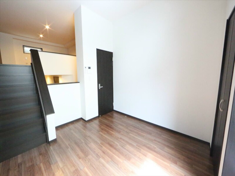 物件内観写真2　(洋室5.7帖　ロフト5.8帖（収納にも寝室にも使えます）)