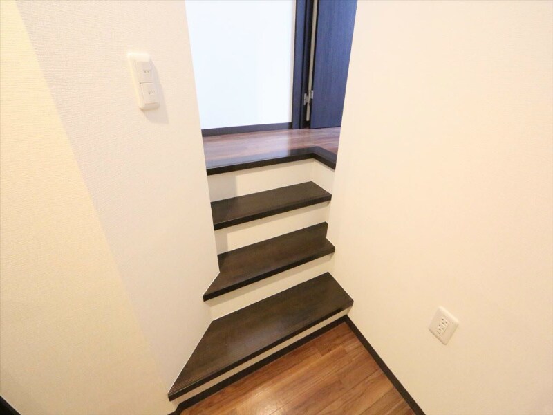 物件内観写真25　(お部屋内に階段がついています)