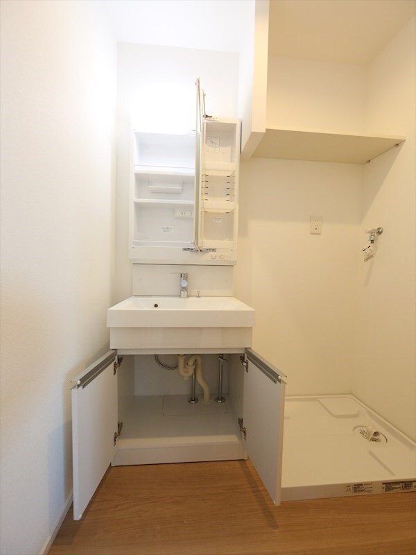 物件内観写真19　(脱衣所　独立洗面台（シャンプードレッサー付）収納スペース有)