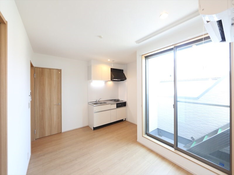 物件内観写真24　(ＬＤＫ8.6帖　システムキッチン　エアコン完備　バルコニー)