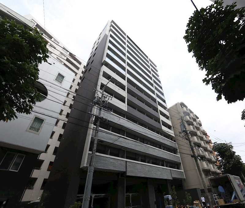 物件外観写真1　(外観　分譲賃貸　オートロック　宅配ＢＯＸ　防犯カメラ)