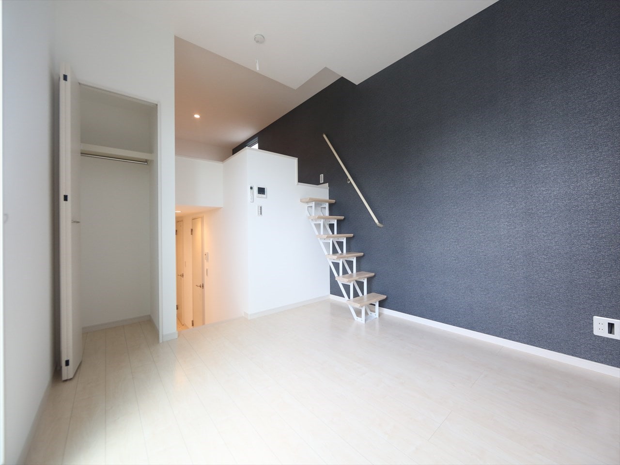 物件内観写真2　(洋室6.5帖　ロフト6.6帖（収納にも寝室にも使えます）)