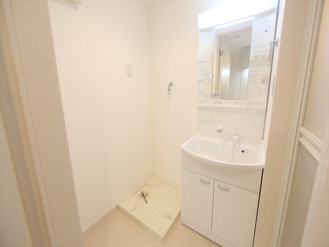 物件内観写真3　(脱衣所　独立洗面台（シャンプードレッサー付）収納スペース有)