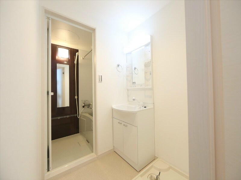 物件内観写真3　(脱衣所　独立洗面台（シャンプードレッサー付）収納スペース有)