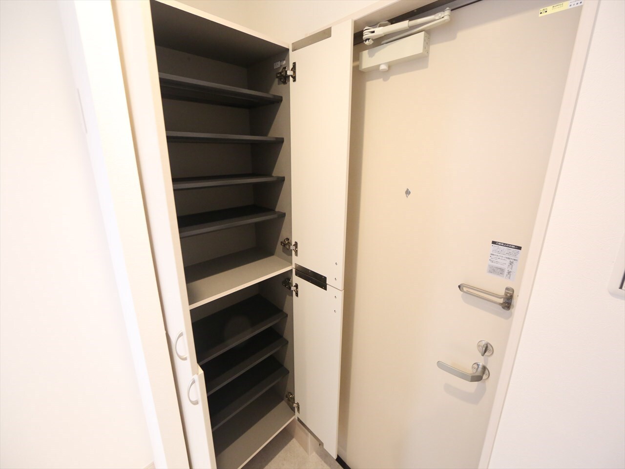 物件内観写真6　(玄関　シューズボックス付（姿鏡付き）)