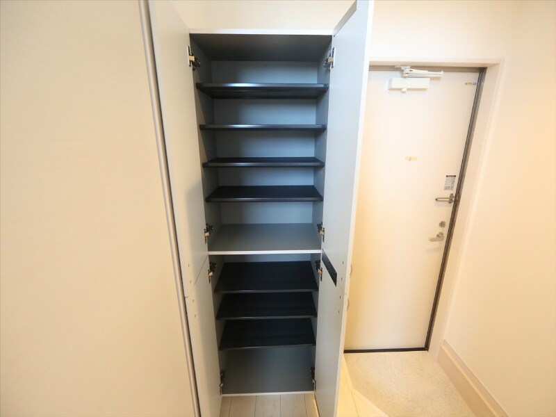 物件内観写真6　(玄関　シューズボックス　姿見鏡付き（収納充実してます）)