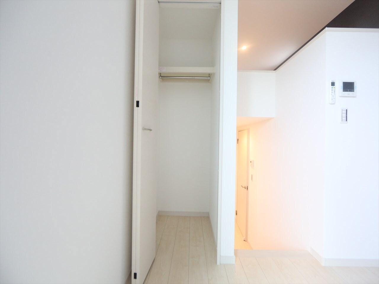 物件内観写真8　(クローゼット（収納充実してます）)