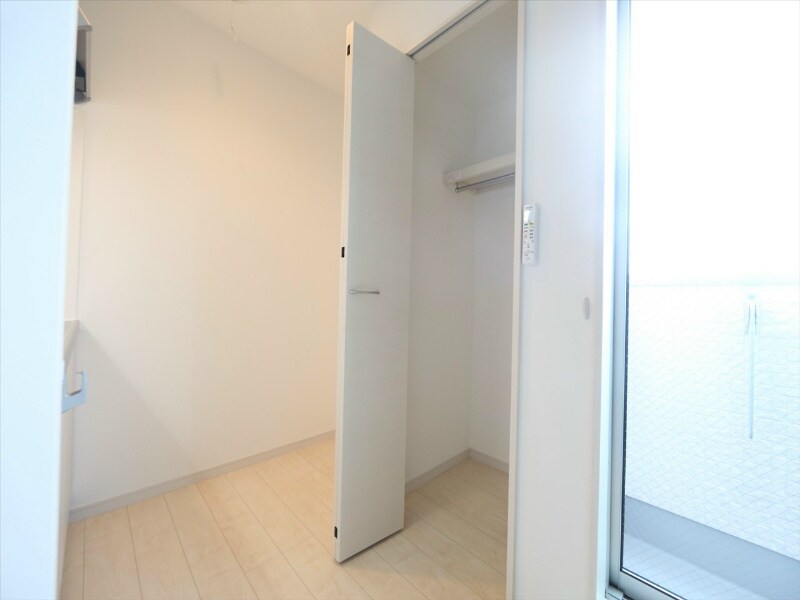 物件内観写真8　(クローゼット（収納充実してます）)