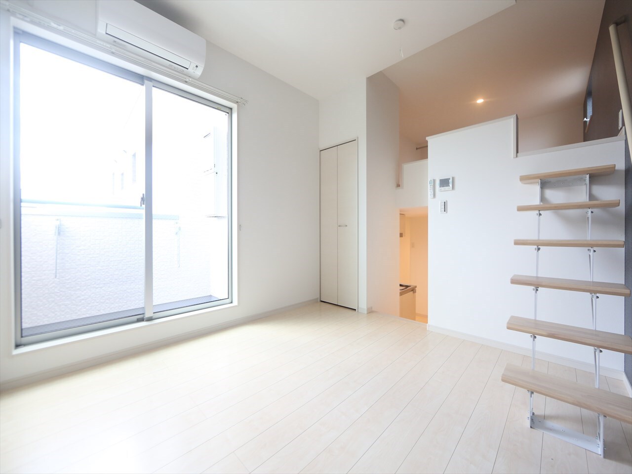 物件内観写真12　(洋室6.5帖　ロフト6.6帖（収納にも寝室にも使えます）)