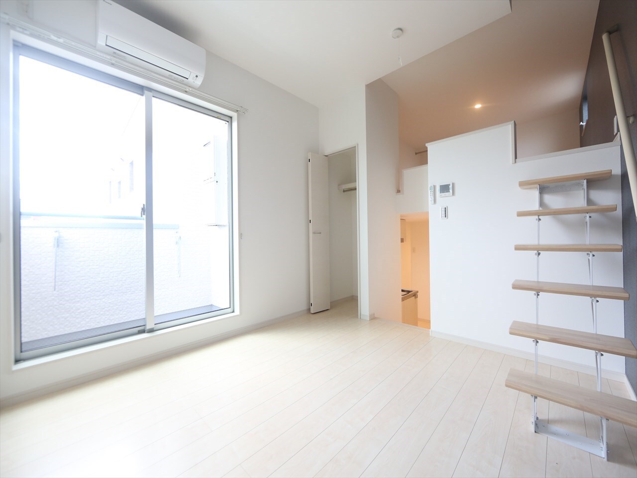 物件内観写真15　(洋室6.5帖　ロフト6.6帖（収納にも寝室にも使えます）)