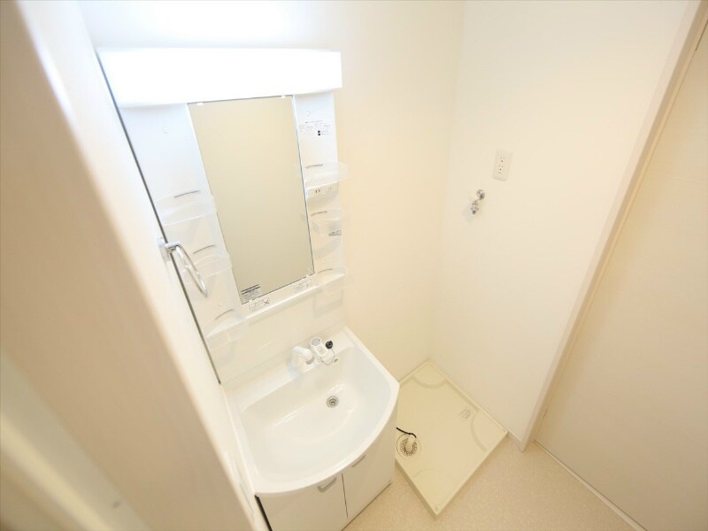 物件内観写真17　(脱衣所　独立洗面台（シャンプードレッサー付）収納スペース有)