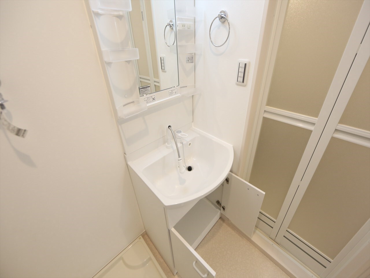 物件内観写真19　(脱衣所　独立洗面台（シャンプードレッサー付）収納スペース有)
