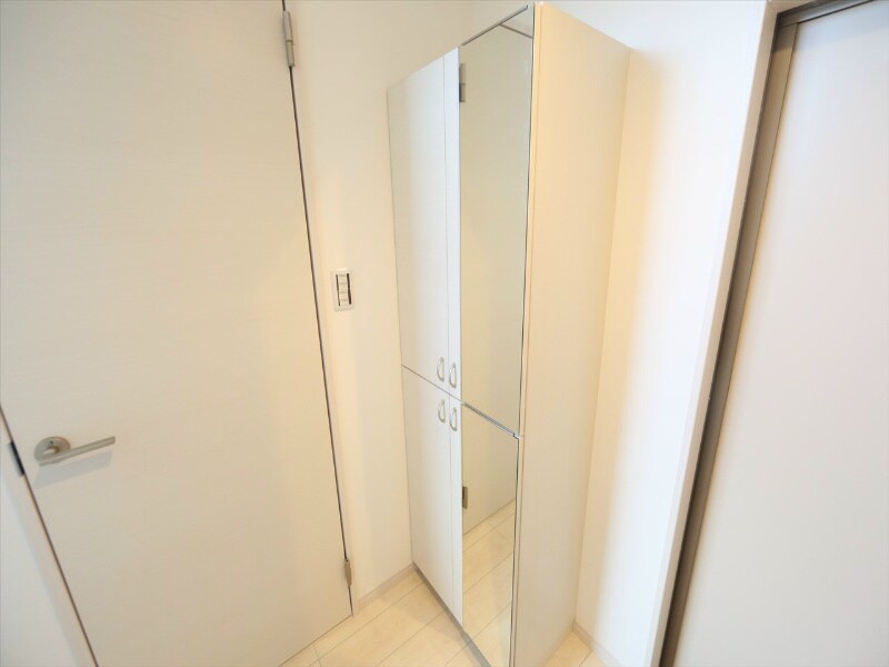 物件内観写真19　(玄関　シューズボックス　姿見鏡付き（収納充実してます）)