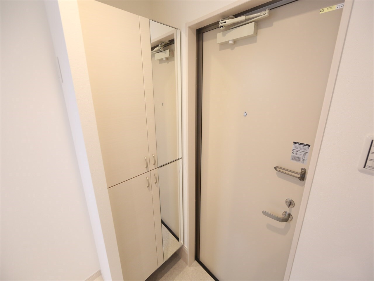 物件内観写真20　(玄関　シューズボックス付（姿鏡付き）)