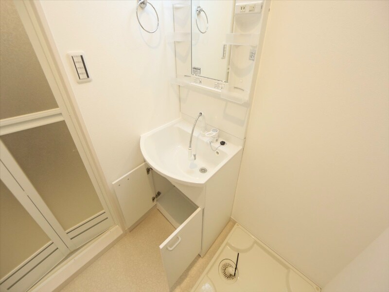 物件内観写真23　(脱衣所　独立洗面台（シャンプードレッサー付）収納スペース有)