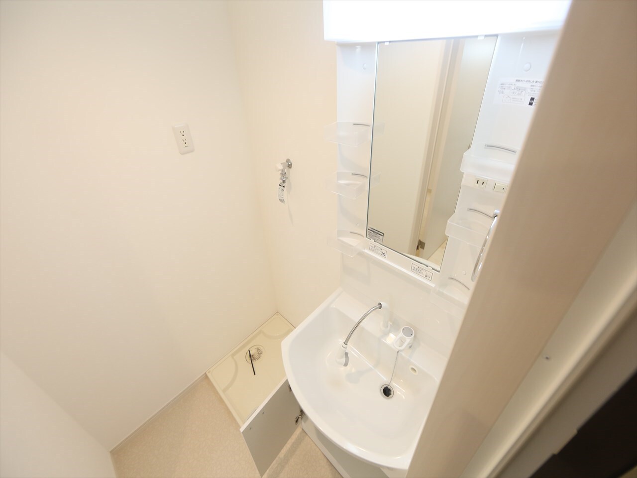 物件内観写真26　(脱衣所　独立洗面台（シャンプードレッサー付）収納スペース有)