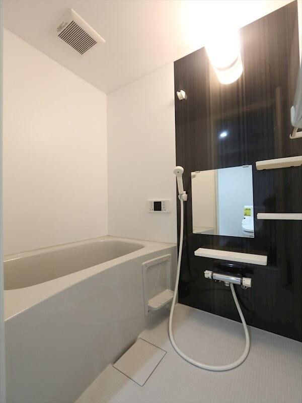 物件内観写真4　(追い焚き機能付　オートバス機能付バスルーム)