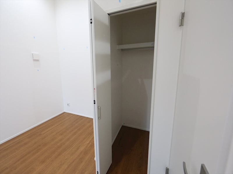 物件内観写真8　(クローゼット付（収納充実してます）)